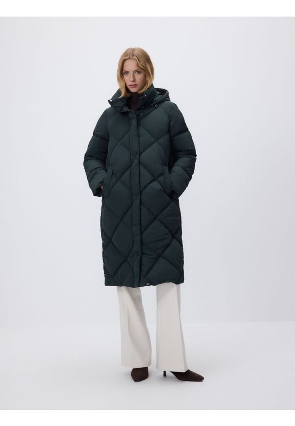 Reserved - Długa kurtka z kapturem - ciemnozielony. Typ kołnierza: kaptur. Kolor: zielony. Materiał: tkanina. Długość: długie