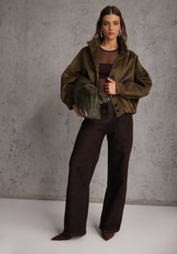 Renee - Ciemnobeżowa Kurtka Bomber Jacket Ozdobiona Guzikami Quilimi. Okazja: na co dzień. Kolor: zielony. Wzór: aplikacja. Styl: casual, elegancki #6