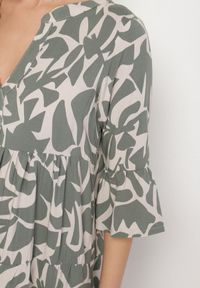 Born2be - Ciemnozielona Wiskozowa Rozkloszowana Sukienka z Abstrakcyjnym Wzorem Liracalia. Okazja: na co dzień. Kolor: zielony. Materiał: wiskoza. Styl: elegancki, casual