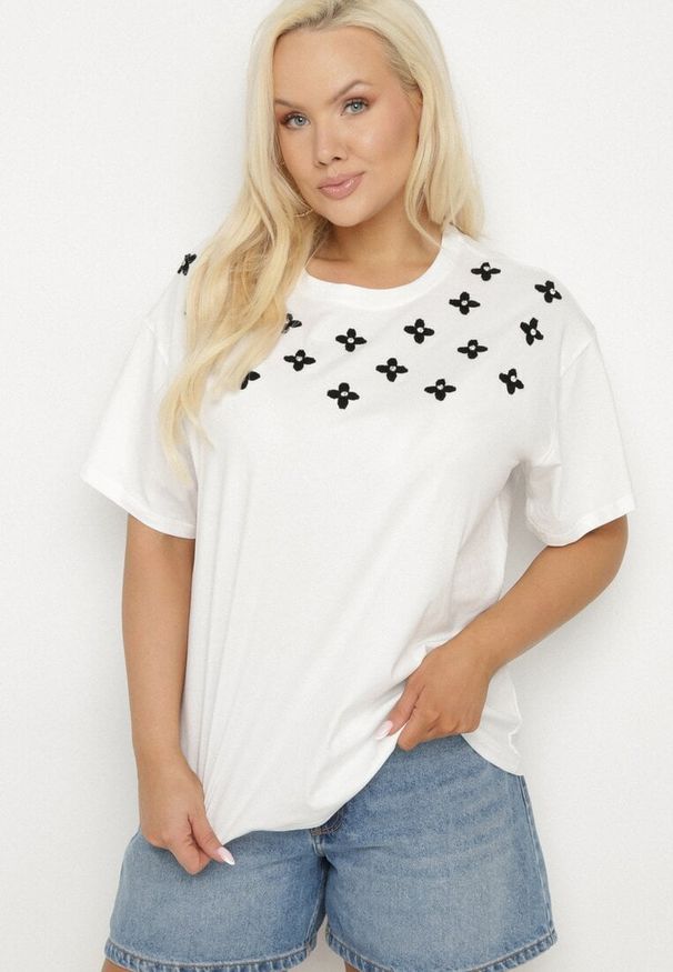Born2be - Biały T-shirt z Bawełny Ozdobiony Cyrkoniami i Haftami Firarette. Okazja: na co dzień. Kolor: biały. Materiał: bawełna. Wzór: aplikacja, haft. Styl: klasyczny, casual