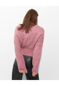 JOANNA MUZYK - Różowy sweter Laura. Kolor: różowy, wielokolorowy, fioletowy. Materiał: prążkowany, dzianina
