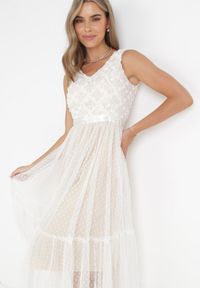 Born2be - Biała Rozkloszowana Sukienka Midi z Ozdobnym Tiulem Celaina. Kolor: biały. Materiał: tiul. Długość: midi #3