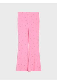 Sinsay - Bawełniane spodnie dresowe flare z motywem truskawek - wielobarwny. Materiał: bawełna, dresówka #1