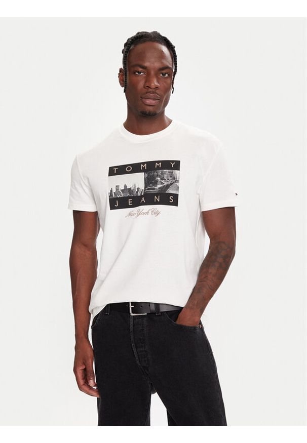 Tommy Jeans T-Shirt DM0DM22464 Biały Regular Fit. Kolor: biały. Materiał: bawełna