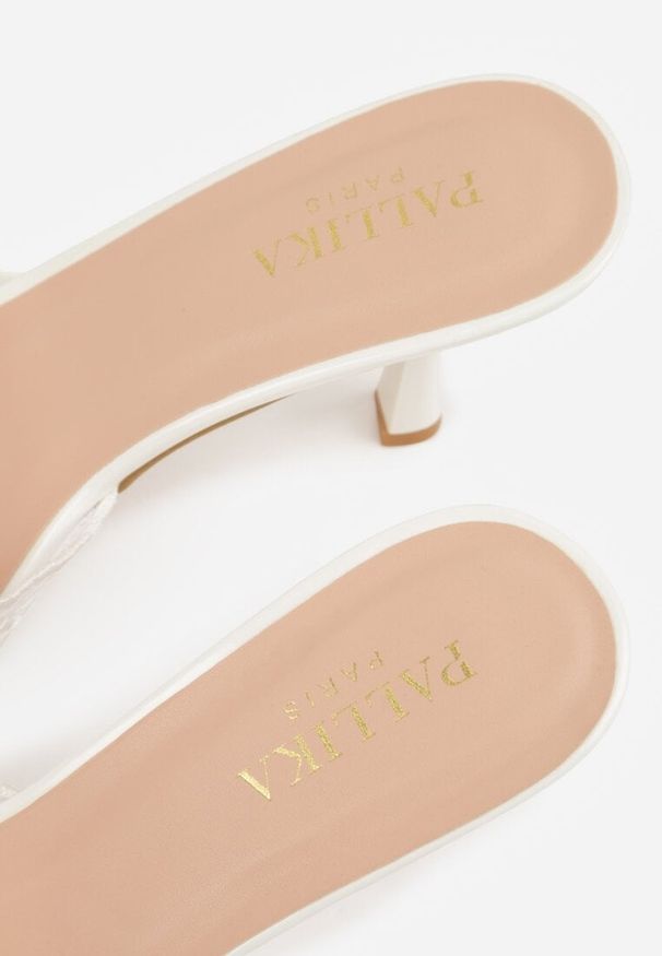 Renee - Białe Koronkowe Klapki na Szpilce Lyvete. Kolor: biały. Materiał: koronka. Wzór: haft, koronka. Obcas: na szpilce. Styl: elegancki