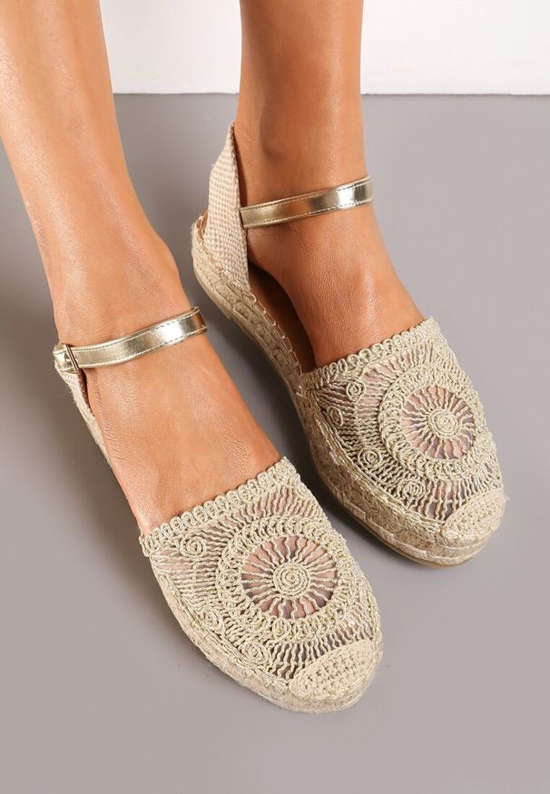 Renee - Złote Ażurowe Espadryle na Grubej Podeszwie z Plecionki Avelvia. Kolor: złoty. Wzór: ażurowy. Styl: wakacyjny, boho
