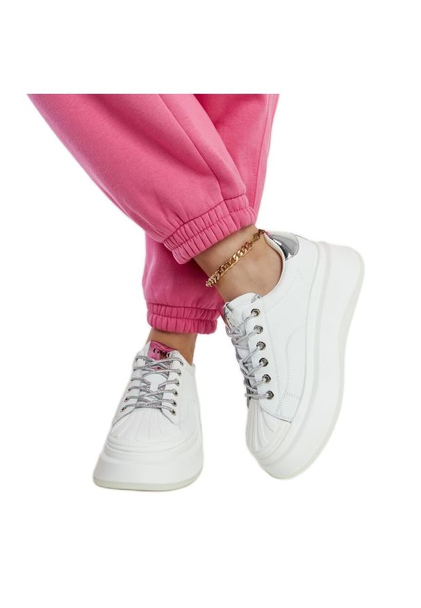 Białe sneakersy na platformie GOE NN2N4033. Nosek buta: okrągły. Kolor: biały. Materiał: materiał, guma. Sezon: lato. Obcas: na platformie. Wysokość obcasa: średni