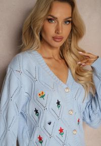 Renee - Jasnoniebieski Kardigan z Dodatkiem Wełny z Naszywkami w Kształcie Kwiatów Gatina. Okazja: na co dzień. Typ kołnierza: dekolt w serek. Kolor: niebieski. Materiał: wełna. Wzór: kwiaty, aplikacja. Styl: elegancki, casual #5