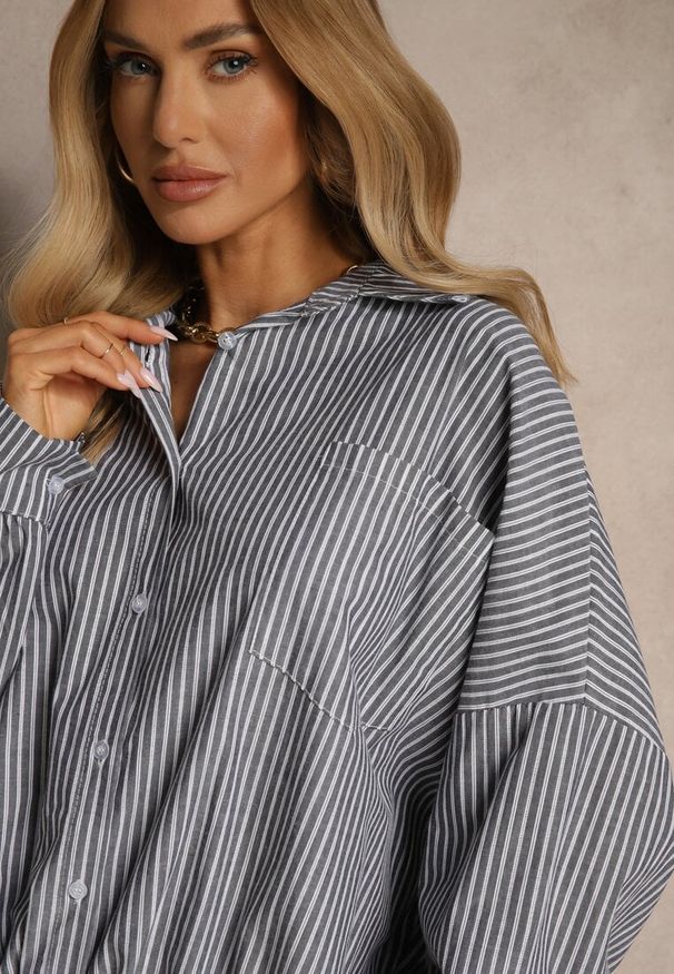 Renee - Ciemnoszara Koszula z Bawełny o Kroju Oversize w Prążki ze Ściągaczem w Pasie Neoritia. Okazja: do pracy. Kolor: szary. Materiał: bawełna. Wzór: prążki. Styl: elegancki