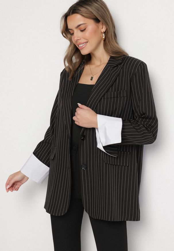 Born2be - Czarna Jednorzędowa Marynarka Pudełkowa w Prążki Fonevia. Okazja: na spotkanie biznesowe, do pracy. Kolor: czarny. Materiał: prążkowany, jeans. Wzór: prążki. Styl: biznesowy, elegancki