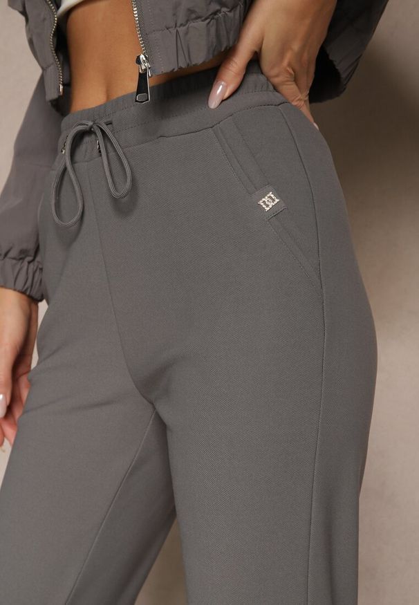 Renee - Szare Spodnie o Szerokim Kroju z Metalicznymi Ozdobami i Wiązaniem Voressa. Okazja: na co dzień. Kolor: szary. Wzór: aplikacja. Styl: casual, klasyczny