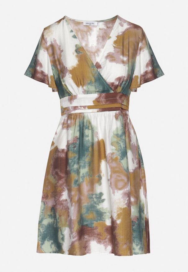 Born2be - Zielona Sukienka z Wiskozą i Kopertowym Dekoltem Soledia. Okazja: na co dzień. Typ kołnierza: dekolt w kształcie V. Kolor: zielony. Materiał: wiskoza. Typ sukienki: kopertowe. Styl: casual, elegancki