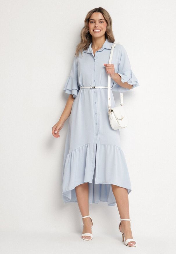Born2be - Jasnoniebieska Sukienka Koszulowa z Ozdobną Falbanką Daviravie. Okazja: na co dzień. Kolor: niebieski. Typ sukienki: koszulowe. Styl: klasyczny, casual, elegancki
