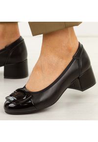 POTOCKI - Czarne czółenka damskie na obcasie Potocki 12807. Okazja: na ślub cywilny, na wesele, na imprezę. Nosek buta: okrągły. Kolor: czarny. Szerokość cholewki: normalna. Wzór: aplikacja. Materiał: skóra. Sezon: wiosna, jesień, lato. Obcas: na obcasie. Styl: elegancki, klasyczny, wizytowy. Wysokość obcasa: niski #1