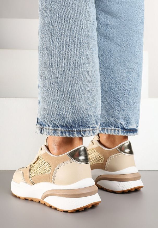 Renee - Ciemnobeżowe Sneakersy na Platformie ze Wstawkami z Plecionki Ninatia. Okazja: na co dzień. Kolor: beżowy. Materiał: jeans. Obcas: na platformie. Wysokość obcasa: średni