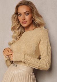 Renee - Beżowy Warkoczowy Sweter z Długim Rękawem i Ściągaczami Kaviss. Kolor: beżowy. Materiał: dzianina. Długość rękawa: długi rękaw. Długość: długie. Wzór: ze splotem. Styl: klasyczny #5