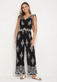 Born2be - Czarny Kombinezon w Orientalny Wzór z Dekoltem w Serek Izena. Okazja: na co dzień. Kolor: czarny. Wzór: aplikacja. Styl: casual #3