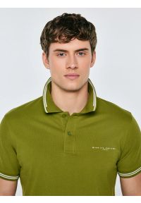 Big-Star - Koszulka męska polo zielona Wladym 301. Okazja: na co dzień. Typ kołnierza: polo. Kolor: zielony. Materiał: dzianina, jeans, materiał. Wzór: nadruk, aplikacja, paski. Styl: casual, klasyczny, sportowy, wizytowy #7