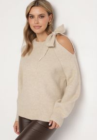 Born2be - Beżowy Sweter Ozdobiony Kokardą i Wycięciem Noredi. Typ kołnierza: kokarda. Kolor: beżowy. Materiał: materiał. Wzór: aplikacja. Sezon: zima. Styl: klasyczny