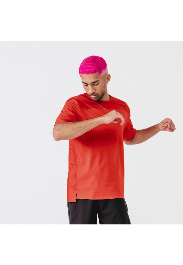 KALENJI - Koszulka do biegania męska Kalenji Dry+ Breath. Kolor: czerwony. Materiał: elastan, poliester, materiał