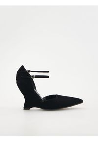 Reserved - Zamszowe buty na koturnie - czarny. Kolor: czarny. Materiał: zamsz. Obcas: na koturnie. Wysokość obcasa: średni #1