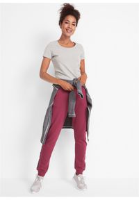 bonprix - Spodnie dresowe ze ściągaczem w talii i u dołu nogawek z napisem. Kolor: czerwony. Materiał: dresówka. Wzór: napisy #2