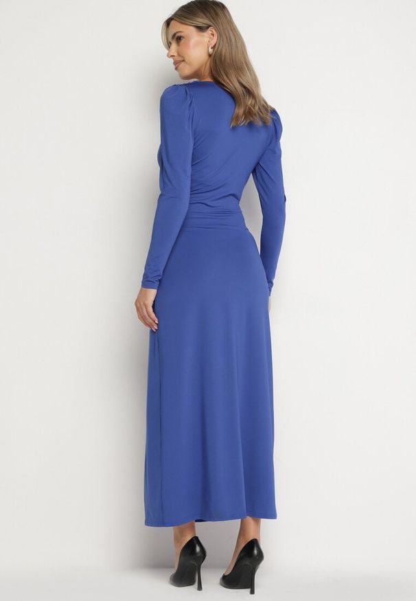 Born2be - Niebieska Elegancka Sukienka Kopertowa Ozdobiona Marszczeniami Zainara. Okazja: na spotkanie biznesowe, na imprezę. Typ kołnierza: dekolt kopertowy. Kolor: niebieski. Długość rękawa: długi rękaw. Wzór: aplikacja. Typ sukienki: kopertowe. Styl: elegancki