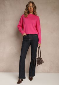 Renee - Fuksjowy Nietoperzowy Sweter w Minimalistycznym Stylu Raliava. Okazja: na co dzień. Kolor: różowy. Materiał: skóra, jeans. Styl: casual, elegancki #3