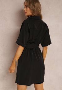 Renee - Czarna Sukienka Aesades. Kolor: czarny. Długość rękawa: krótki rękaw. Typ sukienki: kopertowe, koszulowe. Długość: mini #3