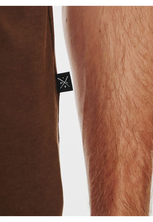 Pako Lorente - PAKO LORENTE – Brązowy gładki t-shirt v-neck. Kolor: czerwony, brązowy, zielony. Materiał: bawełna, elastan. Wzór: gładki