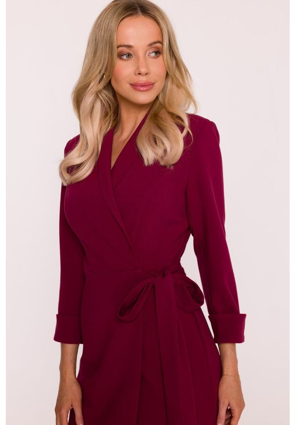 Stylove - Elegancka sukienka ołówkowa kopertowa z wiązaniem bordowa. Okazja: na spotkanie biznesowe, do pracy. Typ kołnierza: typu klepsydra, dekolt kopertowy, dekolt w kształcie V. Kolor: czerwony, brązowy, beżowy. Materiał: elastan, tkanina, poliester, wiskoza. Wzór: gładki. Typ sukienki: ołówkowe, kopertowe. Styl: elegancki. Długość: midi