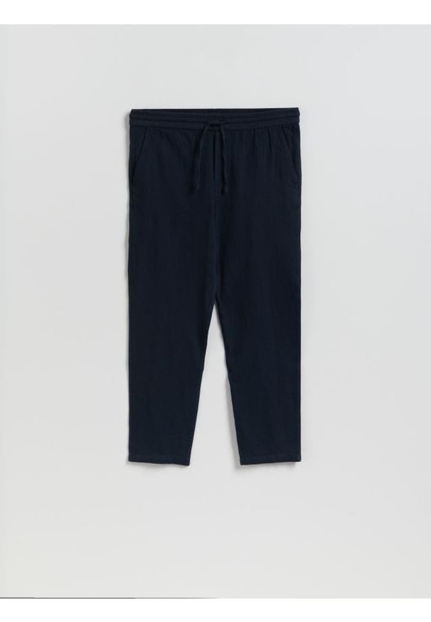 Reserved - Spodnie jogger z lnem - granatowy. Kolor: niebieski. Materiał: len
