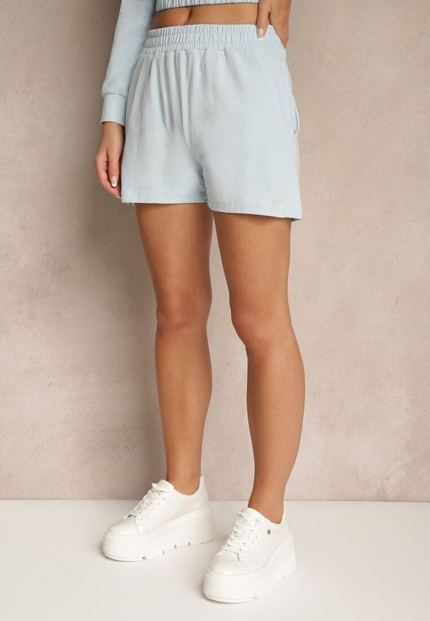 Renee - Jasnoniebieski Komplet z Bawełny w Sportowym Stylu Bluza z Kapturem i Szorty Izurea. Kolor: niebieski. Materiał: bawełna
