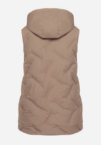 Born2be - Ciemnobeżowa Przejściowa Kamizelka z Pikowanymi Przeszyciami i Kapturem Fesolira. Okazja: na co dzień. Kolekcja: plus size. Kolor: beżowy. Materiał: jeans. Styl: casual, sportowy #3