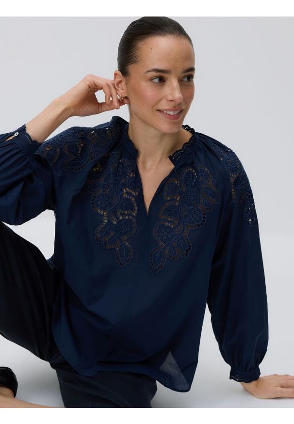 Reserved - Bluzka z ażurową wstawką - granatowy. Kolor: niebieski. Materiał: bawełna. Wzór: ażurowy
