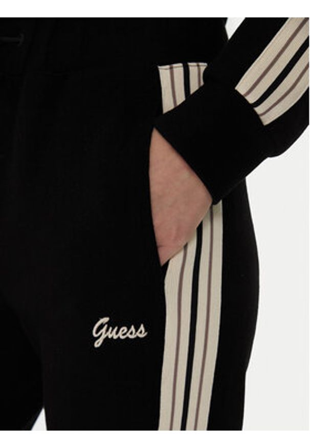 Guess Spodnie dresowe V5BB17 KCX52 Czarny Regular Fit. Kolor: czarny. Materiał: syntetyk