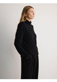 Reserved - Golf z domieszką wełny - czarny. Typ kołnierza: golf. Kolor: czarny. Materiał: wełna