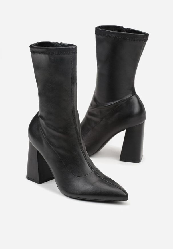 Renee - Czarne Przylegające Botki Vices na Słupkowym Obcasie Nevitte. Okazja: na co dzień, na imprezę. Kolor: czarny. Materiał: koronka, skóra. Obcas: na obcasie. Styl: elegancki, klasyczny, casual. Wysokość obcasa: średni