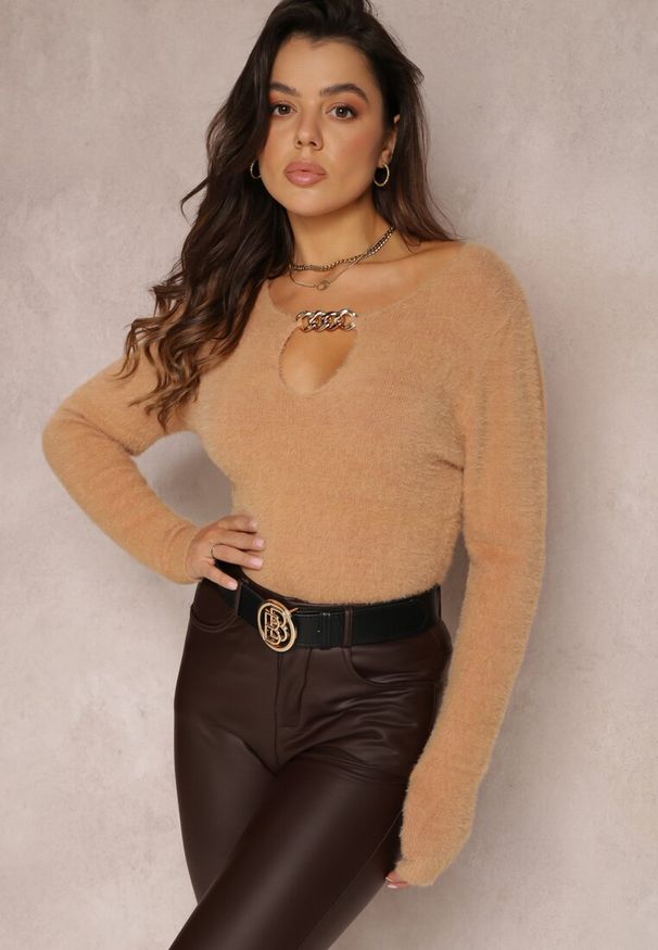 Renee - Beżowy Sweter z Łańcuszkiem Dashe. Kolor: beżowy. Materiał: jeans, skóra. Długość: krótkie. Styl: klasyczny