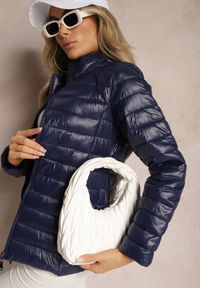 Renee - Granatowa Przejściowa Kurtka Pikowana z Zasuwanymi Kieszeniami Asethalia. Typ kołnierza: bez kaptura. Kolor: niebieski. Materiał: jeans. Wzór: aplikacja. Styl: klasyczny