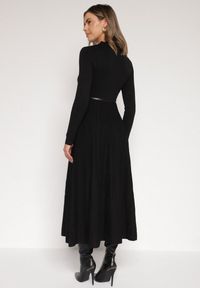 Born2be - Czarna Rozkloszowana Sukienka z Dzianiny z Wiskozą z Długim Rękawem i Paskiem Tusmina. Okazja: na co dzień. Kolor: czarny. Materiał: wiskoza, dzianina. Długość rękawa: długi rękaw. Styl: klasyczny, casual, elegancki #2