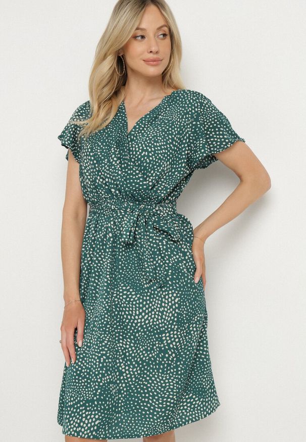 Born2be - Zielona Sukienka Kepherine. Kolor: zielony. Materiał: tkanina, materiał. Wzór: kropki. Typ sukienki: kopertowe. Długość: mini