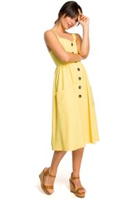 e-margeritka - Sukienka na ramiączkach midi żółta - 42. Kolor: żółty. Materiał: tkanina, len, materiał, poliester. Długość rękawa: na ramiączkach. Wzór: aplikacja. Sezon: lato. Typ sukienki: rozkloszowane, dopasowane. Długość: midi