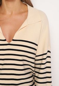 Born2be - Beżowy Sweter w Paski z Wycięciem Kołnierzykiem Irilanesi. Kolor: beżowy. Materiał: materiał. Wzór: paski. Sezon: zima #3