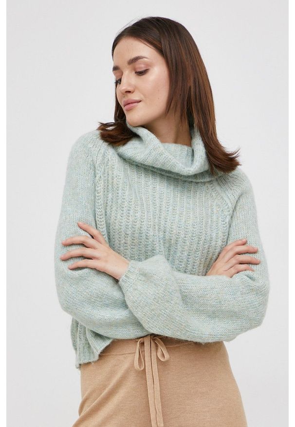 only - Only Sweter z domieszką wełny damski kolor turkusowy ciepły z golfem. Typ kołnierza: golf. Kolor: turkusowy. Materiał: wełna. Długość rękawa: raglanowy rękaw. Wzór: ze splotem