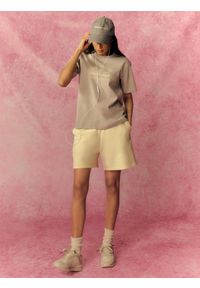 4f - 4F T-shirt loose z nadrukiem damski - beżowy S. Okazja: na co dzień. Kolor: beżowy. Materiał: materiał, jeans, bawełna, dresówka. Wzór: nadruk. Styl: casual #2