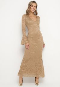 Born2be - Beżowa Koronkowa Sukienka o Dopasowanym Kroju z Szerokim Dołem Annadira. Kolor: beżowy. Materiał: koronka. Typ sukienki: proste #1
