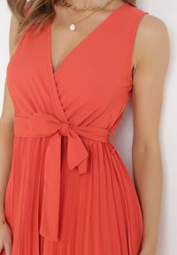 Born2be - Czerwona Plisowana Sukienka Maxi z Gumką w Pasie i Materiałowym Paskiem Biak. Okazja: na ślub cywilny, na imprezę, na wesele. Kolor: czerwony. Materiał: materiał. Sezon: lato. Typ sukienki: kopertowe. Styl: klasyczny, elegancki. Długość: maxi #4