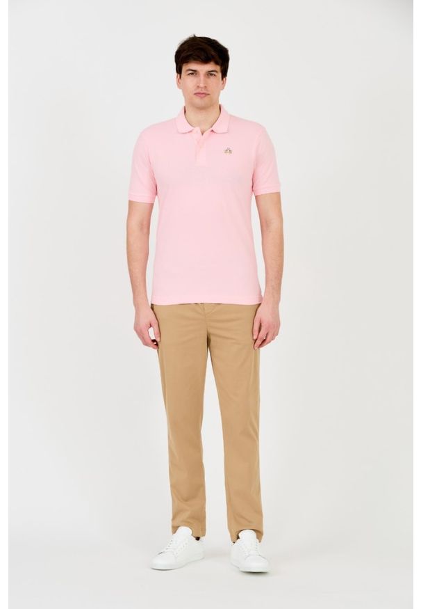 La Martina - LA MARTINA Różowy t-shirt z małym logo. Typ kołnierza: polo. Kolor: różowy