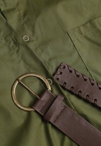 Renee - Zielona Bawełniano-Wiskozowa Koszula o Długim Kroju Oversize z Paskiem Tethys. Okazja: na co dzień. Typ kołnierza: kołnierzyk klasyczny. Kolor: zielony. Materiał: wiskoza, bawełna. Długość: długie. Styl: casual, klasyczny #8